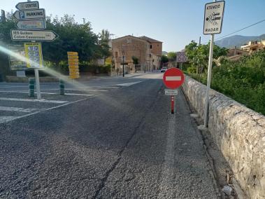 El senyal de prohibit el pas no és suficient, ja que molts vehicles de lloguer se’l boten.