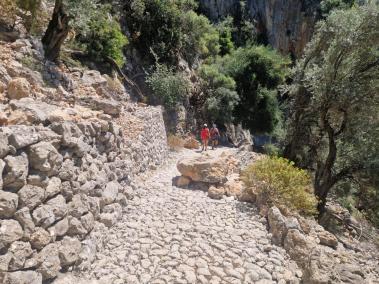 Una gran roca es troba al mig del camí del Barranc de Biniaraix.