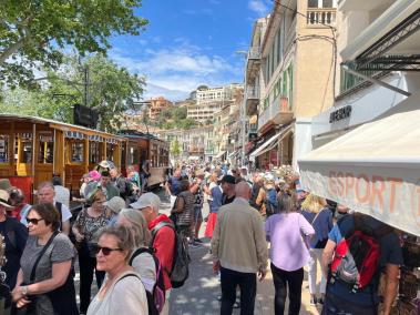 Turistes i visitants a la primera línia del Port.