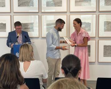 La consellera de Cultura i Patrimoni, Antònia Roca mentrega la placa al MUCBO.