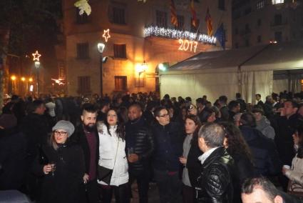 Centenars de sollerics acomiaden el 2016 i reben l'Any Nou a Plaça