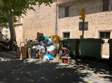 El punt de recollida de la plaça d'Antoni Maura, ahir.