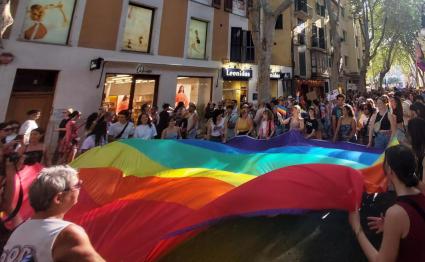 Una gran bandera de l'arc de Sant Martí durant les manifestacions multitudinàries viscudes aquest dissabte a Palma.