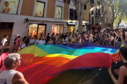 Una gran bandera de l'arc de Sant Martí durant les manifestacions multitudinàries viscudes aquest dissabte a Palma.
