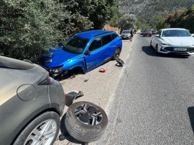Un conductor es queda adormit i xoca contra dos vehicles aparcats a Desviament
