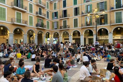 Imatge d'un centenar de persones a la Plaça Major.