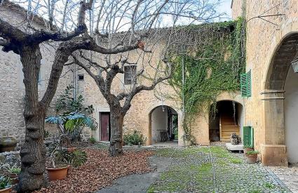La clastra del casal de cas Don, on es pot apreciar l’antiga i tradicional arquitectura mallorquina.