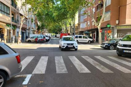 El pas de vianants de Reis Catòlics és un dels que necessiten millor senyalització.