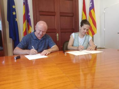 El batle de Sóller, Miquel Nadal, i l’artista, Ana Darder, durant la signatura de la donació de les obres el dimarts passat a Batlia.