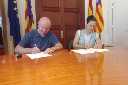 El batle de Sóller, Miquel Nadal, i l’artista, Ana Darder, durant la signatura de la donació de les obres el dimarts passat a Batlia.