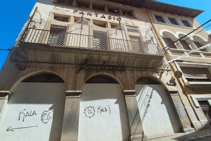 En l’actualitat una xarxa protegeix el pas dels vianants.