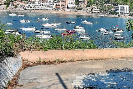 La Plataforma denuncia que el cap de setmana passat la badia estava saturada.