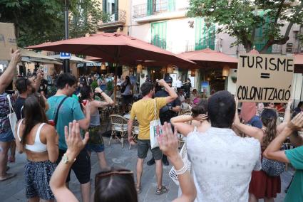 Els manifestants protesten davant un bar turístic durant la gran mobilització contra la massificació.