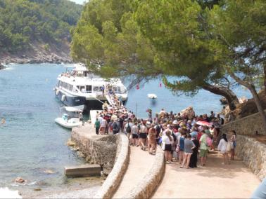 El GOB denuncia que a Cala Tuent «hi mana el turisme»