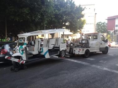 Vehicle del tipus 'tuk tuk' essent retirat de la via pública