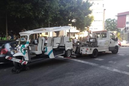 Vehicle del tipus 'tuk tuk' essent retirat de la via pública