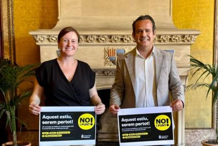 Toni Fuster i Ana Ferriol amb el cartell de la campanya «No i punt!»