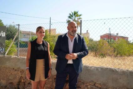 El batle de Palma, Jaime Martínez Llabrés, durant la visita a Son Sardina acompanyat per la tinent de batle Lourdes Roca.