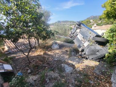 Un cotxe bolca al carrer d'Alaró, al Port