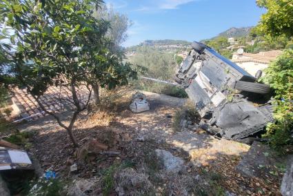 Un cotxe bolca al carrer d'Alaró, al Port