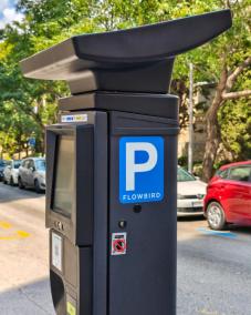 Les etiquetes, amb el missatge «Escaneja i Paga», redirigien a una pàgina web falsa mitjançant un codi QR.