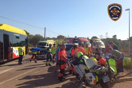 Imatge dels serveis d'emergències atenent els ferits en el lloc del sinistre.
