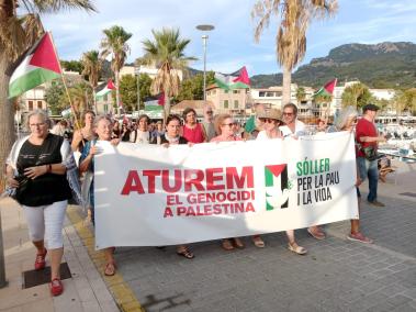 Centenars de persones es congregaren ahir al Port de Sóller amb xiulets i banderes palestines. | Laia Aguiló.