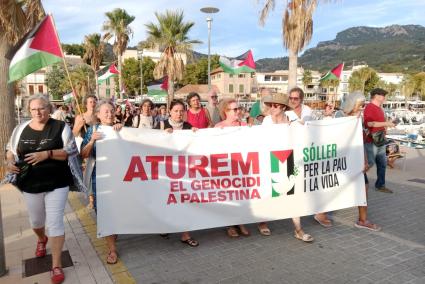 Centenars de persones es congregaren ahir al Port de Sóller amb xiulets i banderes palestines. | Laia Aguiló.