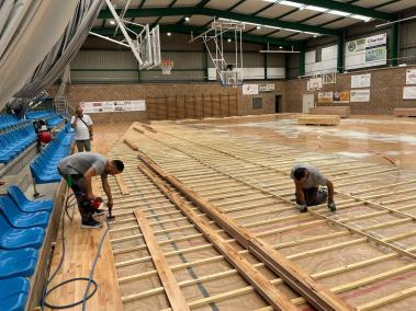 Comencen a substituir el parquet del pavelló d'Es Puig
