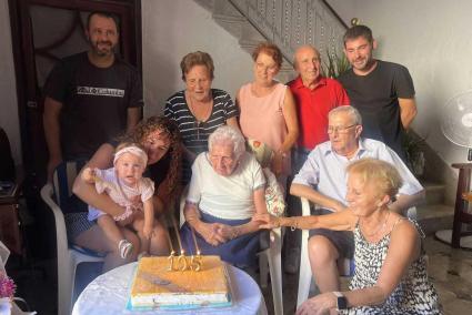 Antònia Pons Reinés ha bufat les espelmes acompanyada per la seva família, amistats i veïns.