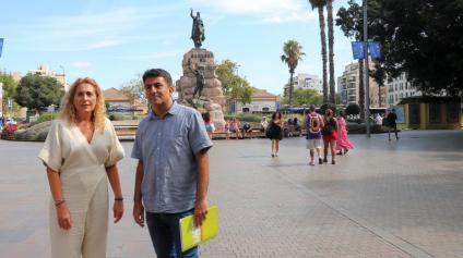 Els representants de Més per Mallorca davant l'estàtua de Jaume I de la plaça d'Espanya.