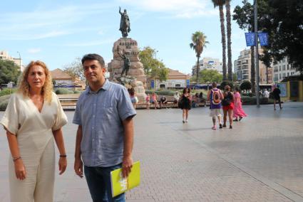 Els representants de Més per Mallorca davant l'estàtua de Jaume I de la plaça d'Espanya.