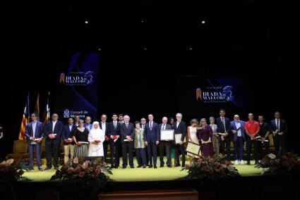 Imatge de les autoritats amb els premiats amb els premis d’Honors i Distincions.