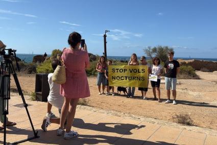 Diversos activistes de la Plataforma contra l'ampliació de l'aeroport han protestat aquest dissabte a es Carnatge contra els vols nocturns.