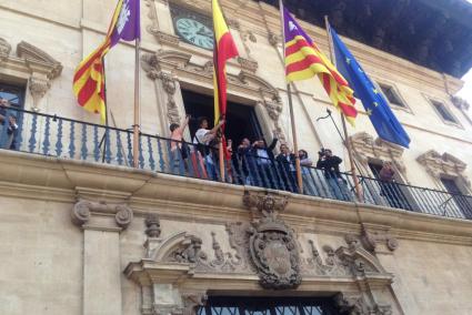 El nou batle al balcó de l'Ajuntament després del ple.
