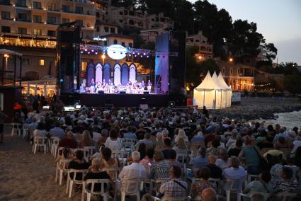 PUERTO DE SOLLER - MUSICA - El Port de SÃ³ller se rinde a las âhavaneresâ.
DespuÃ©s de una interrupciÃ³n de dos aÃ±os por la