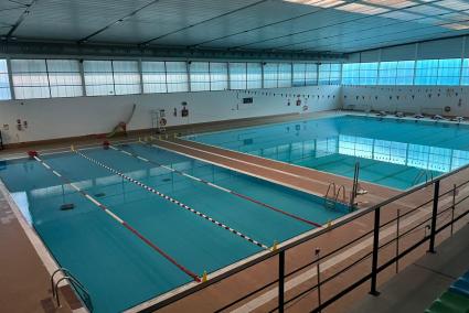 Obres a la piscina gran per evitar fugues d’aigua