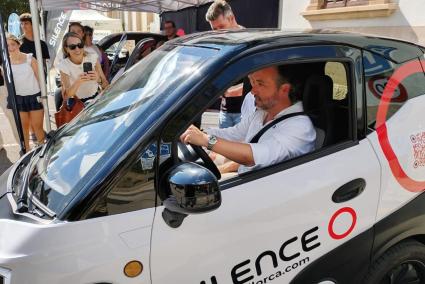 El conseller Rubio colcant en un cotxe de mobilitat verda.