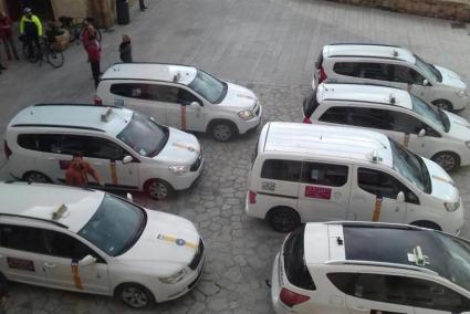 Taxis estacionats al Mirador de la Seu.