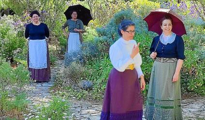 Imatge d’arxiu d’una representació al municipi de la vestimenta utilitzada al segle XIX.