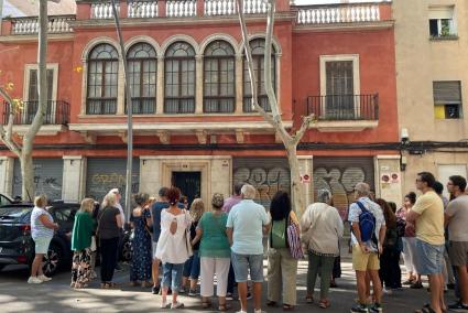 Un nombrós públic ha assistit a la ruta pels edificis emblemàtics de Forteza al barri de Pere Garau.