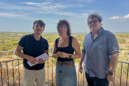 Isa Allès i altres membres de l'agrupació local d'Avançam Alaior.