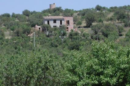 El Ple del Consell ha aprovat per unanimitat una moció del PI - Proposta per les Illes amb la qual es compromet a «no canviar la superfície mínima de construcció, dues quarterades,en sòl rústic».