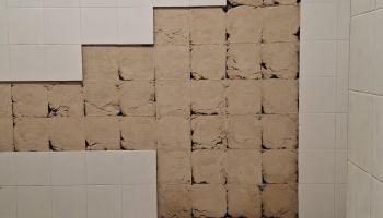 Lamentable estat de portes i una paret del vestidor amb rajores a terra.