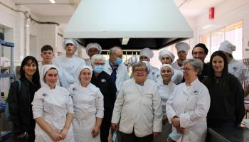 Una de les jornades en què el Taller de Memòria visità l’alumnat de cuina.