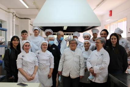 Una de les jornades en què el Taller de Memòria visità l’alumnat de cuina.