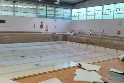 Durant aquests dies han retirat el ‘liner’ de la piscina.