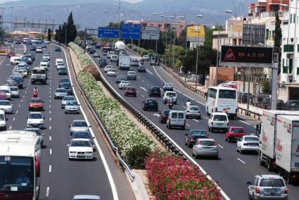 Vianants Mallorca considera que ampliar aparcaments tendrà un efecte crida de cotxes.