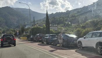 Queixes veïnals per cotxes de lloguer aparcats al carril bici