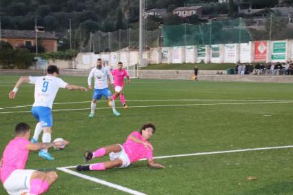 Jugada d'un dels dos gols de Miguel Ángel González. FOTO: EVA SEGUÍ